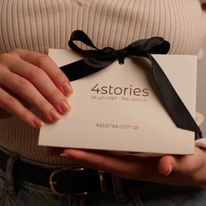 Białe pudełko z kokardką oraz pudełko na biżu